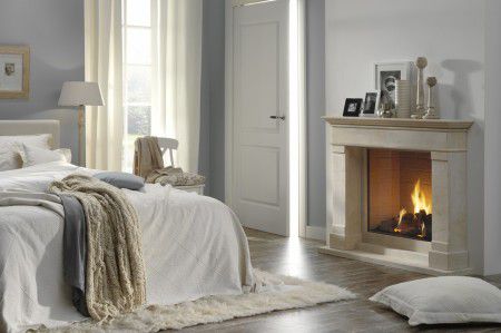 Elektrischer Kamin im Schlafzimmer installiert